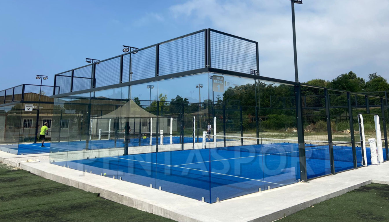 Confronto campi da padel outdoor contro indoor, quale costruire, quando e dove.